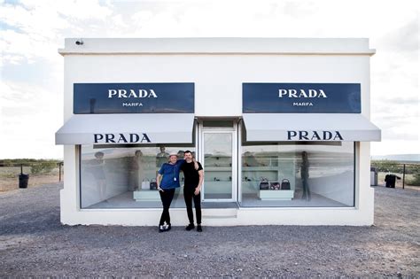 La historia de la tienda de Prada Marfa en mitad del desierto.